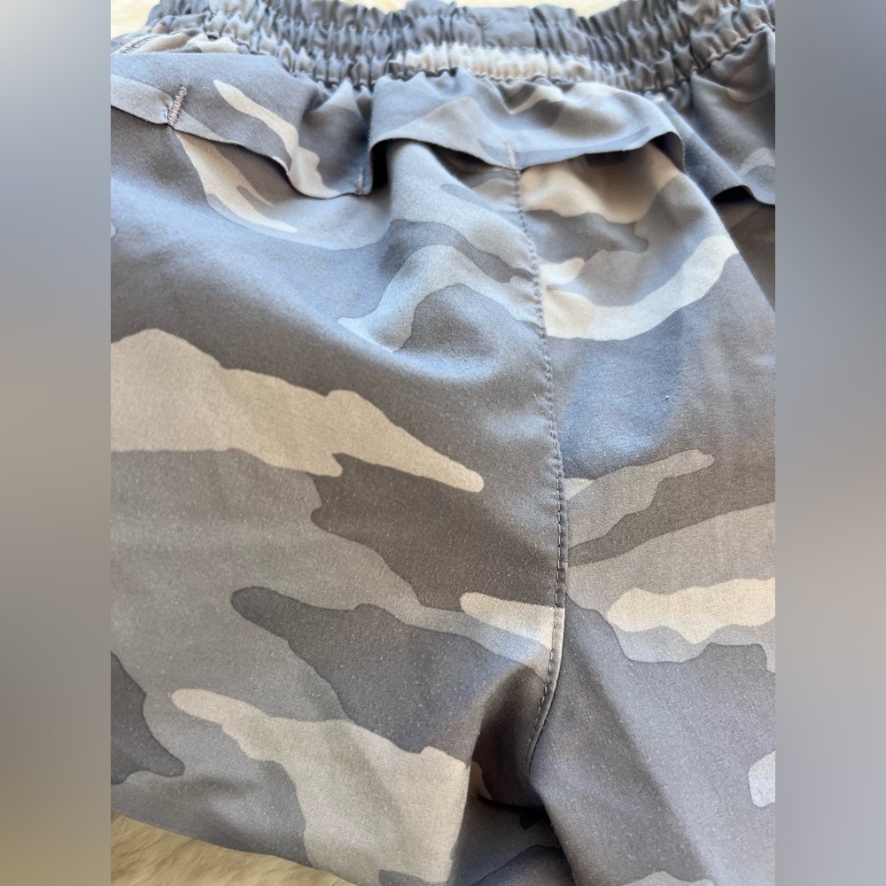 Athleta Girl Heart The Hustle 2.5" Shorts in Gray Camouflage Size XS/6 - Picture 7 of 7